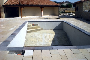 Margelle de piscine en pierre de volvic2